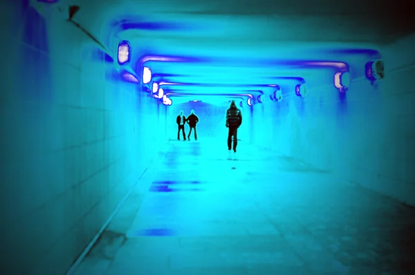 Silhouetten in een tunnel — Stockfoto