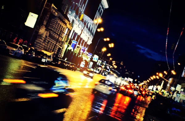 Rijdende auto door stad bij nacht — Stockfoto