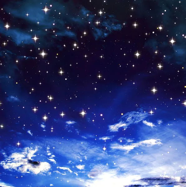 Heldere sterren in de blauwe bewolkte hemel — Stockfoto