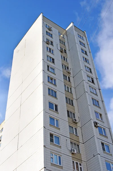 Ventanas en una fachada de un edificio residencial alto — Foto de Stock