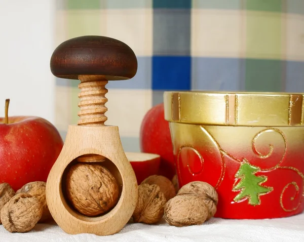 Dřevěný Louskáček, ořechy, misku a jablka — Stock fotografie