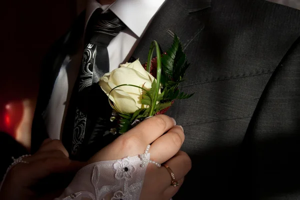 Posy boda en la solapa de la chaqueta del novio — Foto de Stock