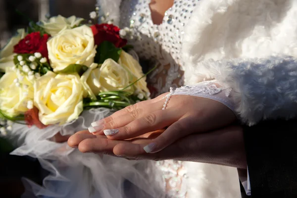 Les mains du marié et de la mariée — Photo
