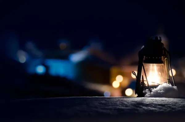 Lâmpada de gás velho na neve — Fotografia de Stock