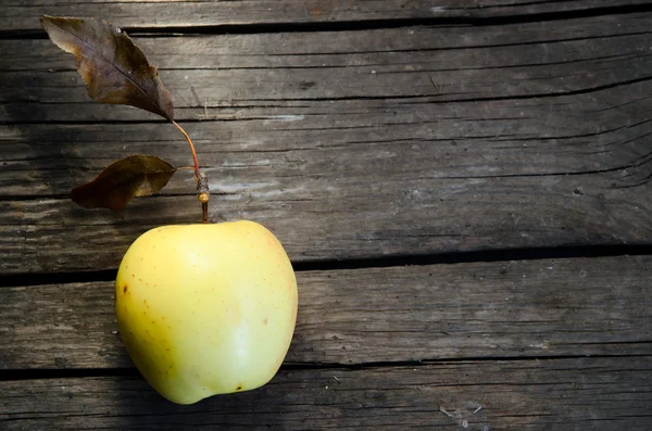 Apple with a leaf. — Stock Photo, Image