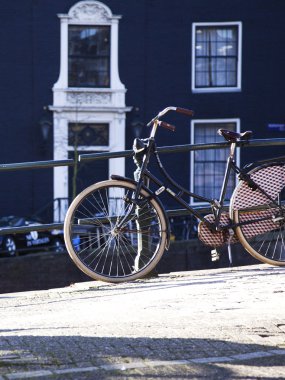 amsterdam köprüsü üzerinde bisiklet