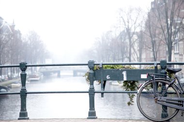 amsterdam köprüsü üzerinde bisiklet