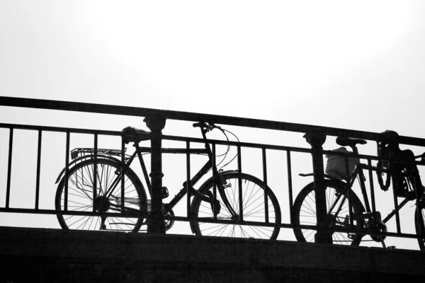 Cykel på Amsterdam Bridge - Stock-foto