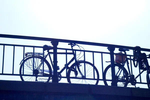 Cykel på Amsterdam Bridge - Stock-foto