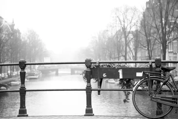 Fiets op amsterdam brug — Stockfoto