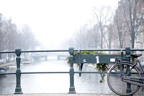 Amsterdam köprüsü üzerinde bisiklet — Stok fotoğraf