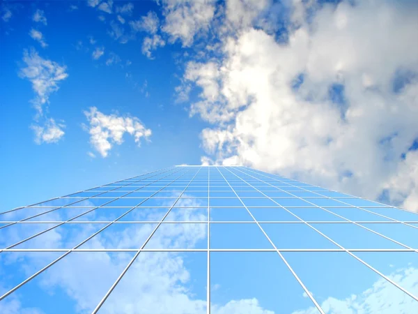 Arranha-céu moderno no fundo da paisagem nublada — Fotografia de Stock