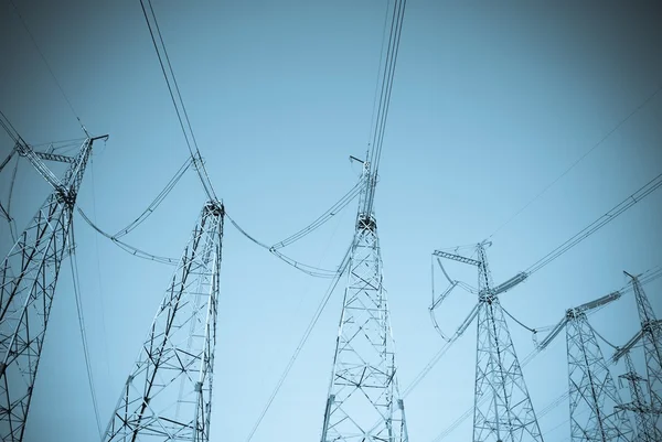 Pylons e linhas de eletricidade — Fotografia de Stock