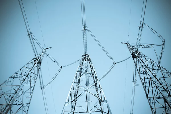 Pylons e linhas de eletricidade — Fotografia de Stock