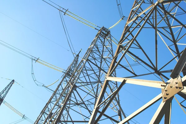 電気の鉄塔と線 — ストック写真