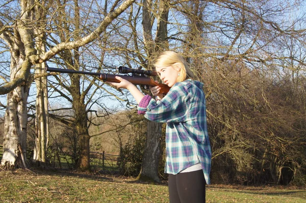 Meisje met geweer — Stockfoto