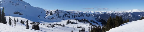 Panoramatický pohled na zasněžené pohoří — Stock fotografie