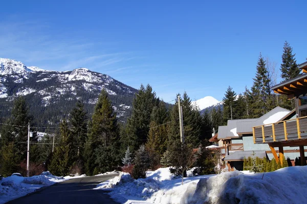 Calle residencial en estación de esquí —  Fotos de Stock