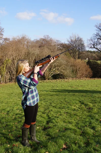 Дівчина з гвинтівки — стокове фото