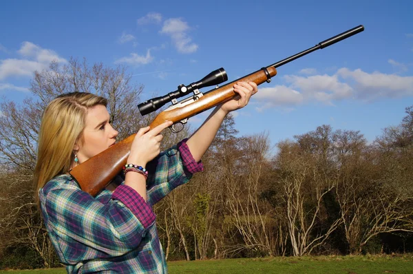 Девушка с винтовкой — стоковое фото