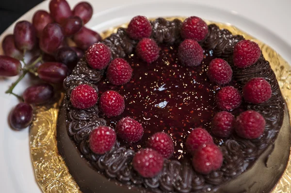 Chocolate cake with raspberries — Stock Photo, Image