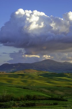 Toskana dağ üzerinde akşam bulutlar