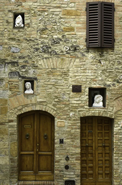 Statues in wall nooks, Italy — Stock Photo, Image