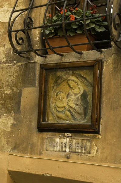 Pannello religioso sopra la porta del paese italiano — Foto Stock