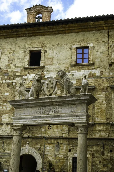 Torbogen mit steinernen Löwen, montepulciano — Stockfoto