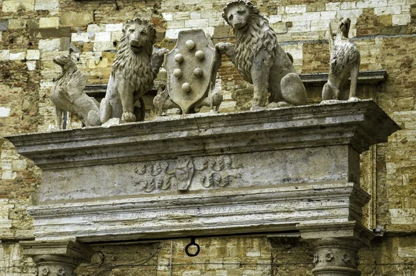 Archway met stenen leeuwen, montepulciano — Stockfoto
