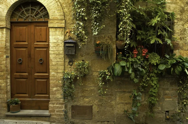 Giardino della porta, borgo italiano — Foto Stock
