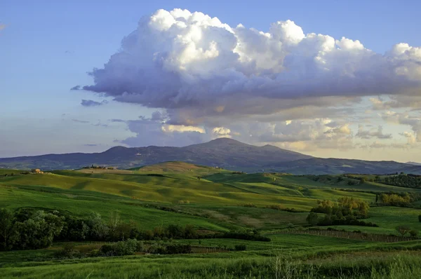 Nubes nocturnas sobre la montaña Toscana — Foto de Stock
