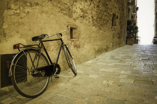 Велосипед в итальянской деревне — стоковое фото