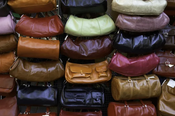 Exibição de bolsas de couro — Fotografia de Stock