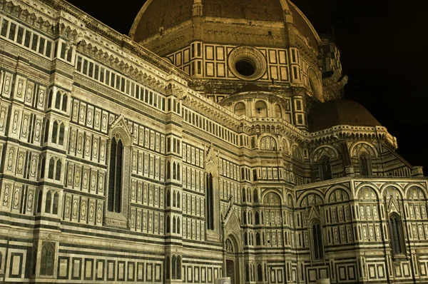 Duomo på natten, huvudsakliga katedralen i Florens Italien. — Stockfoto