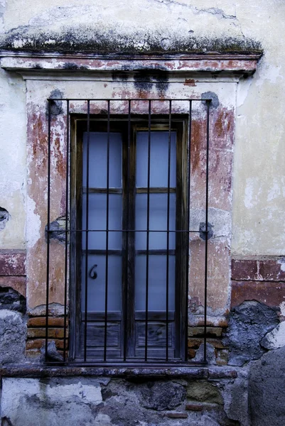 Деревенское окно, Сан-Мигель-де-Альенде, Мексика — стоковое фото