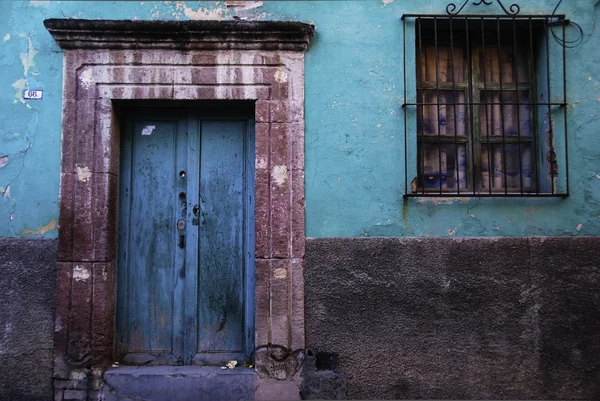 Porta colorida rústica na cidade de San Miguel de Allende, Mexic — Fotografia de Stock