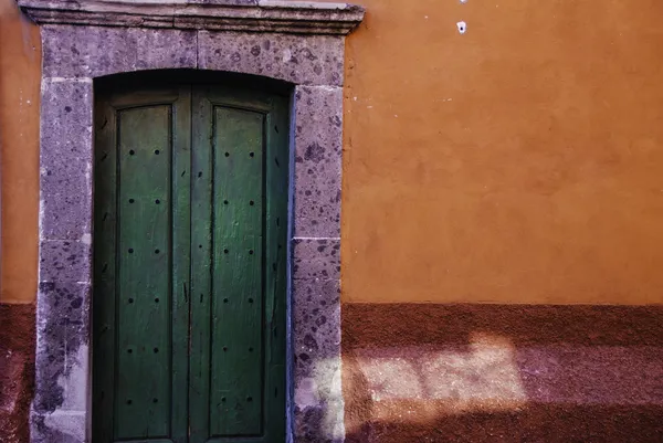 Дверь в городе Сан-Мигель-де-Альенде — стоковое фото
