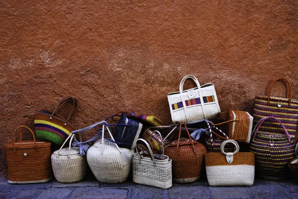 カラフルな荷物と赤い壁によってバッグ. — ストック写真