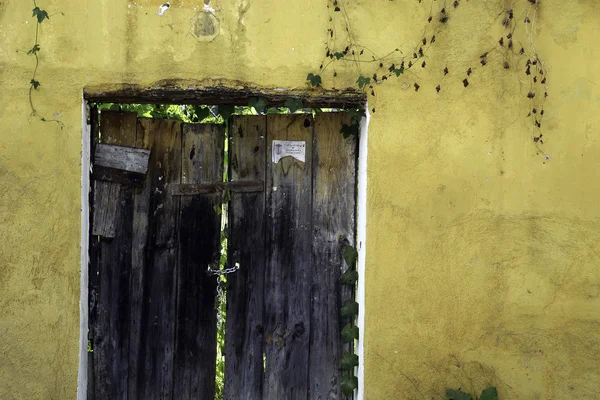 Drzwi rustykalne, żółte ściany, antigua, Gwatemala. — Zdjęcie stockowe