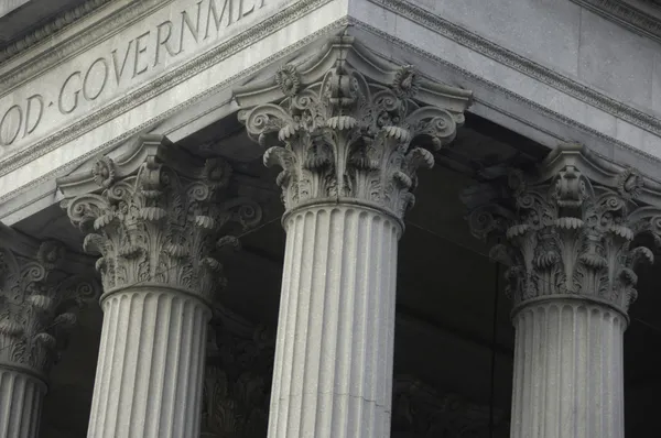 Коринфские колонны на правительственном здании — стоковое фото