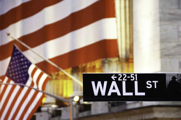 Wall Street, letrero callejero, con bandera de EE.UU. — Foto de Stock