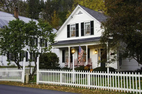 백색 말뚝 울타리와 집 스톡 사진