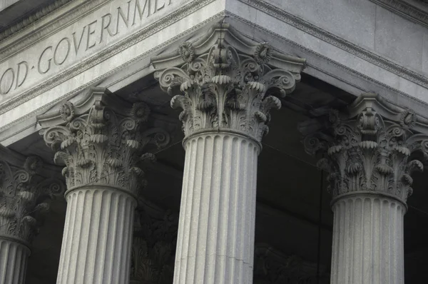 Columnas corintias en un edificio del gobierno Imagen de stock