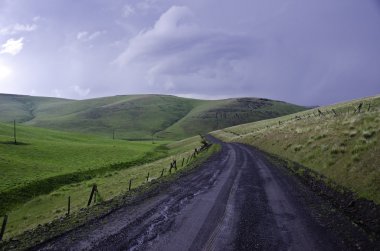 fırtınalı gökyüzü altında çakıl kırsal yol