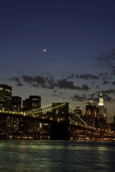 Puente de Brooklyn por el crepúsculo — Foto de Stock