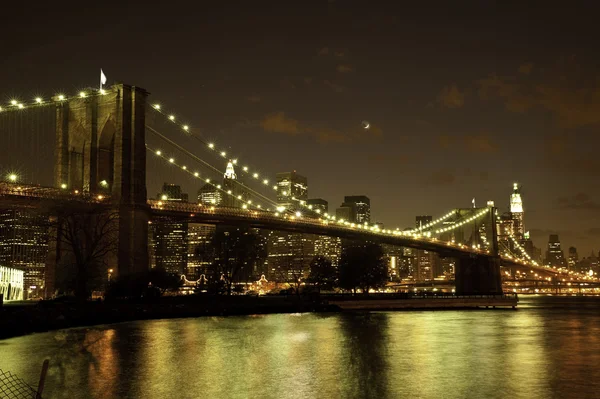 Бруклинский мост по сумеркам — стоковое фото