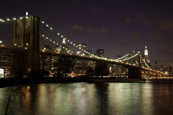 Puente de Brooklyn por el crepúsculo — Foto de Stock