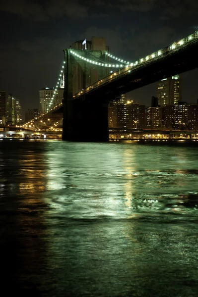 Бруклинский мост по сумеркам — стоковое фото