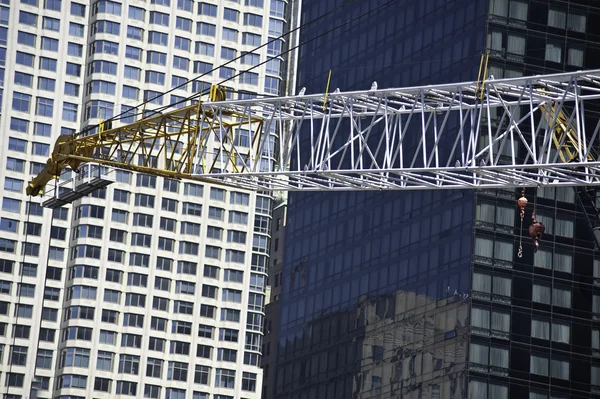Строительные краны на площадке Всемирного торгового центра — стоковое фото